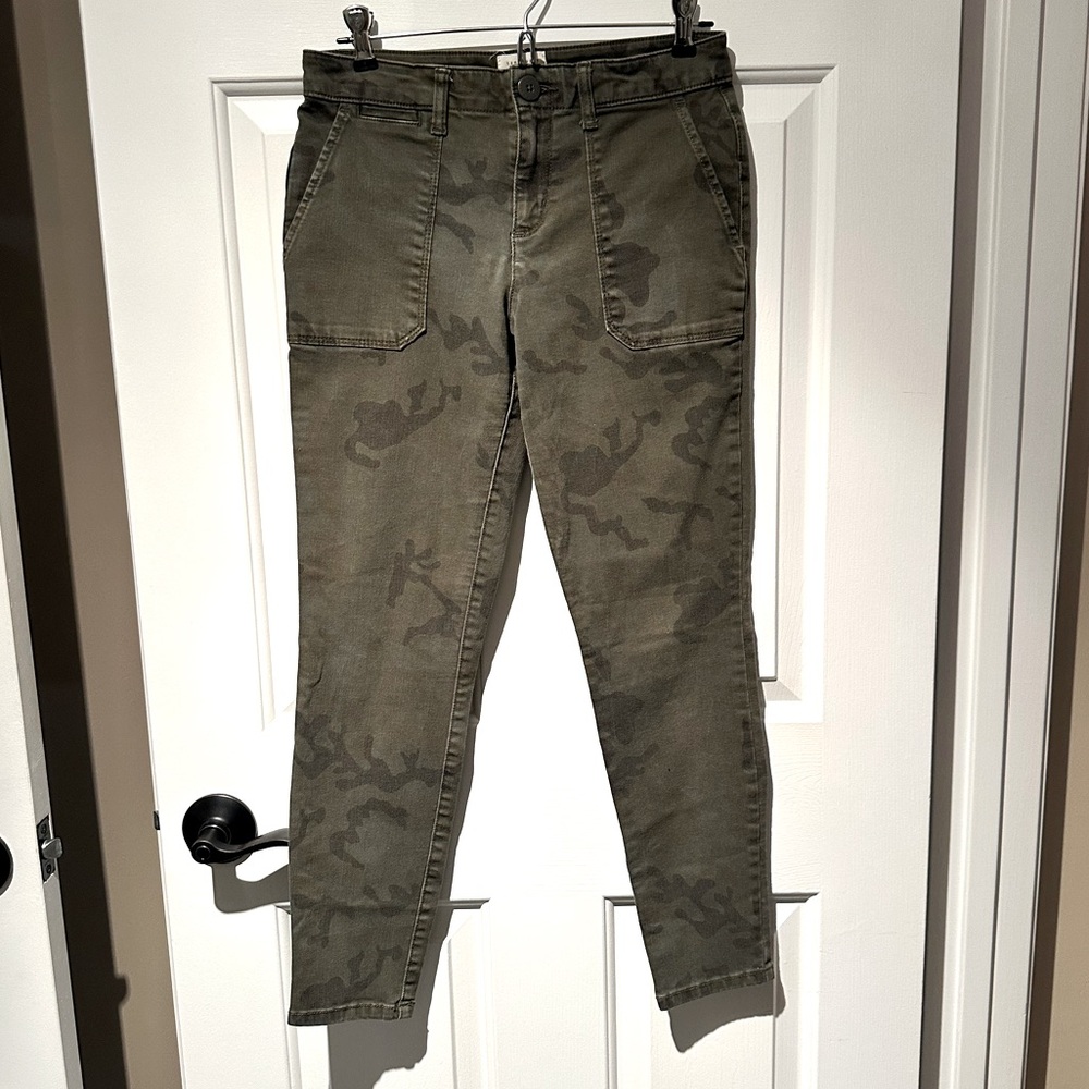 NWOT! Santuary Standard Surplus Camo Skinny Jeans. Size 26
